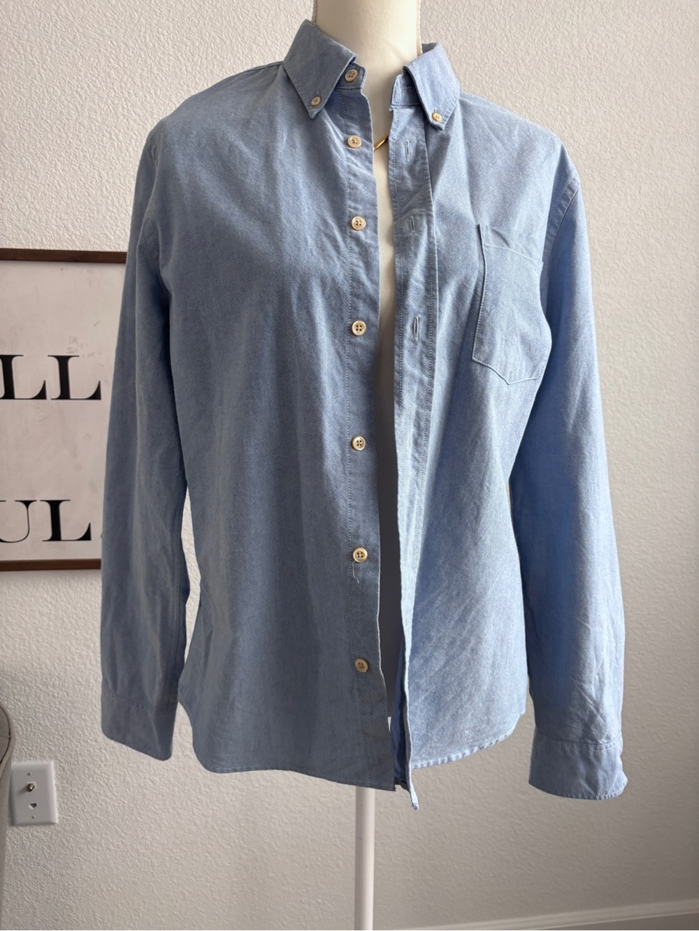 Men's Light Blue Casual Button-Down Shirt with Chest Pocket